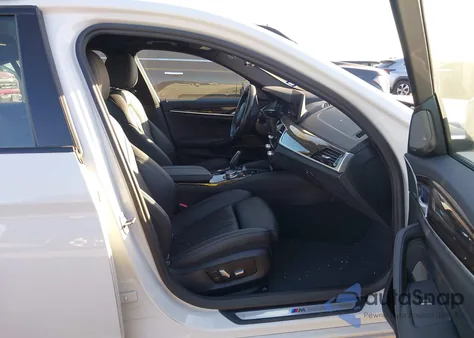 2021 BMW 530I z USA, uszkodzony, nr VIN WBA53BH04MCF02642